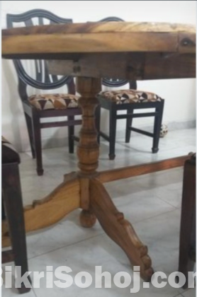 ডাইনিং টেবিল 1 টি 4 টি চেয়ার সহ।